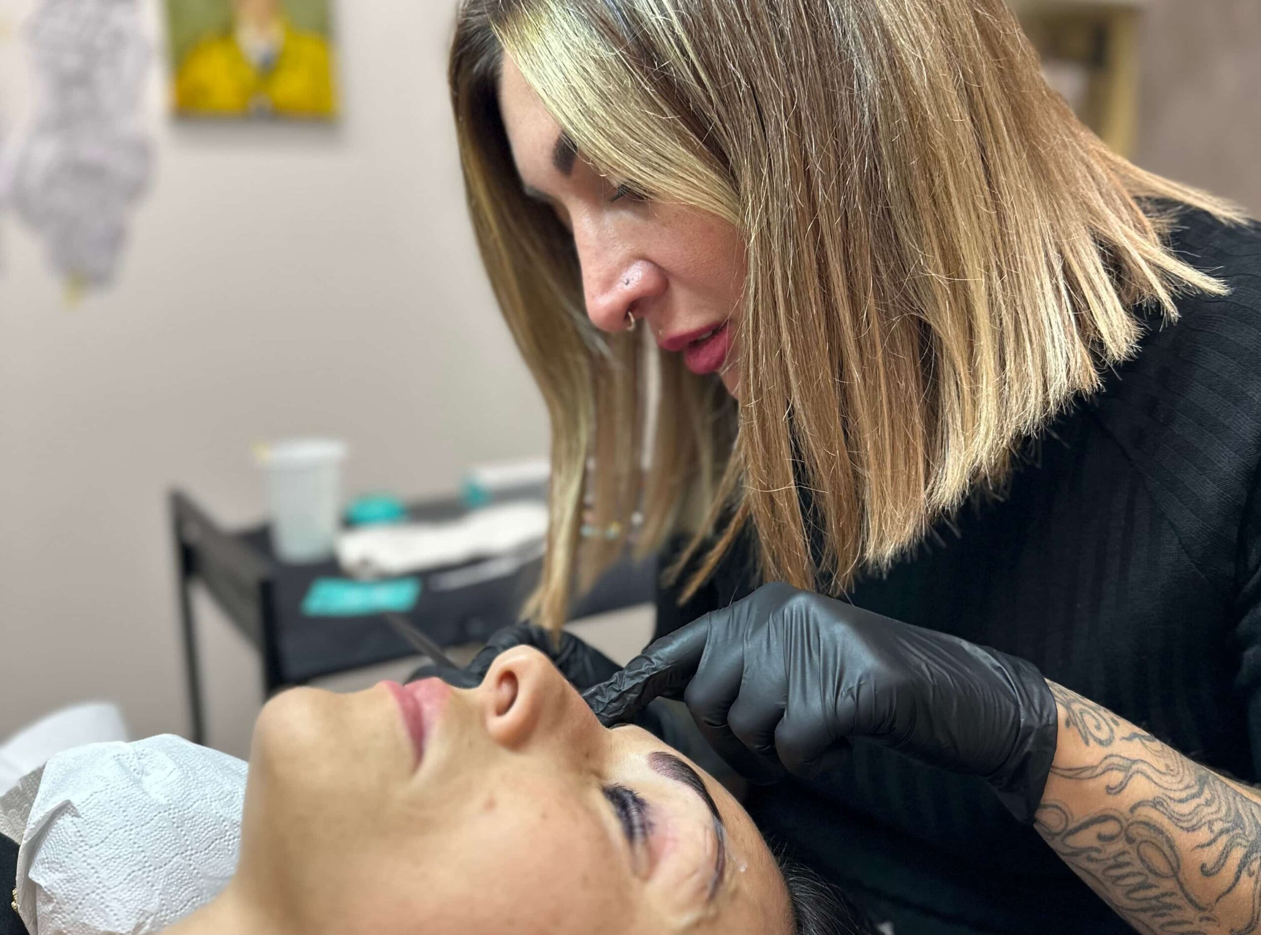 Trattamento di laminazione ciglia con Lash Filler in corso nello studio