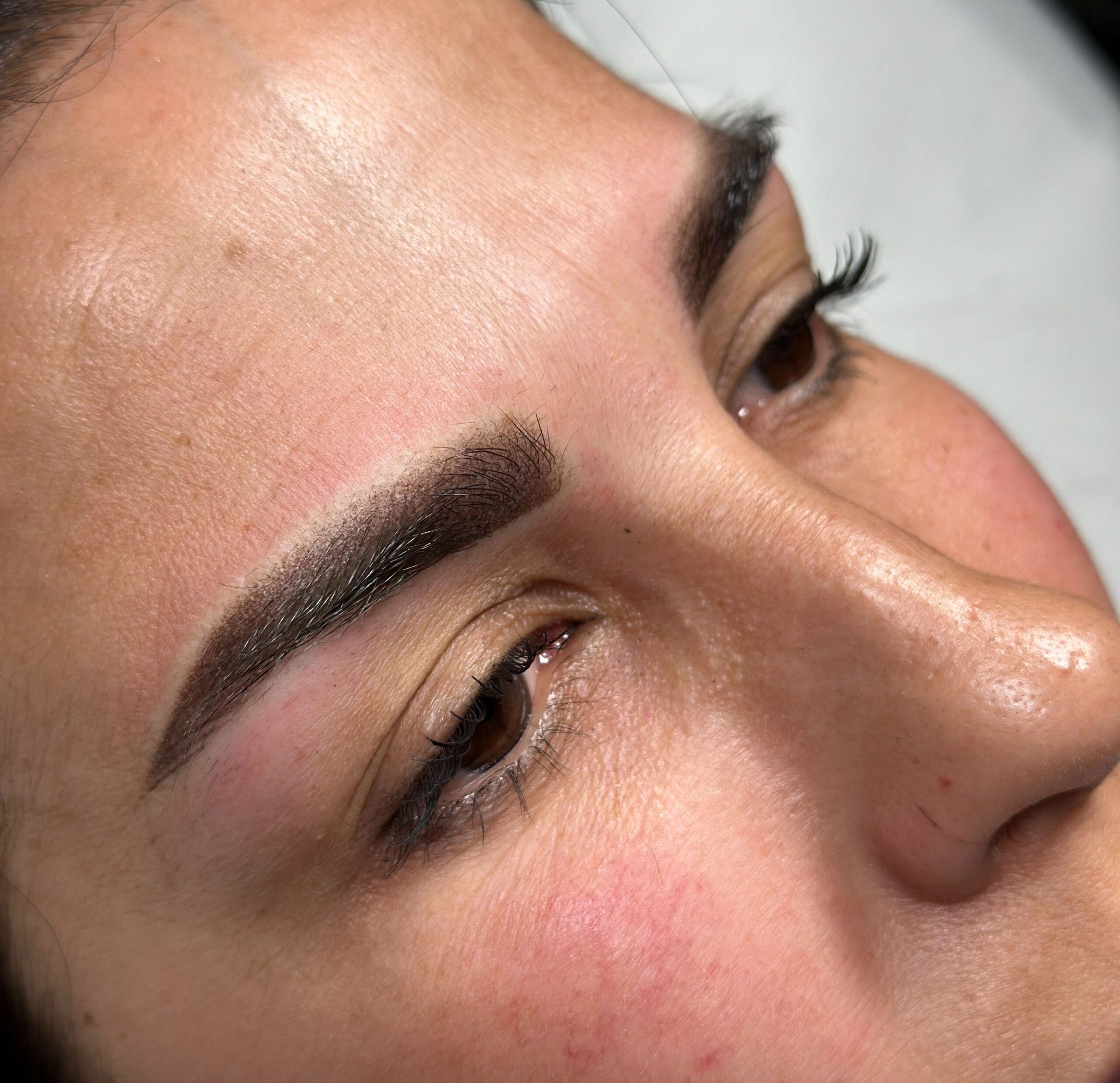 Corso Lash & Brow: primo piano di un sopracciglio definito e ordinato dopo la laminazione