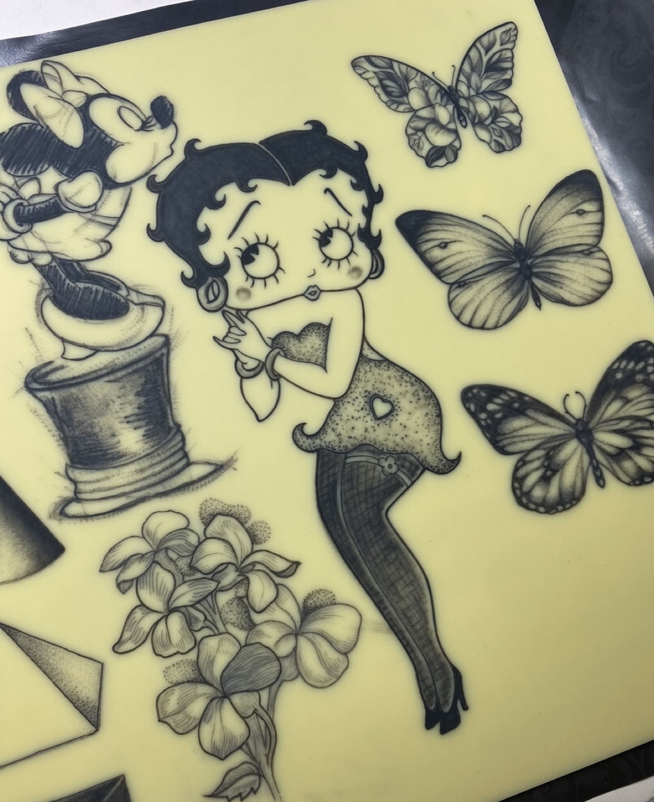Tavola di disegni da tatuaggio realizzata nello studio Le Tatuarti Beauty