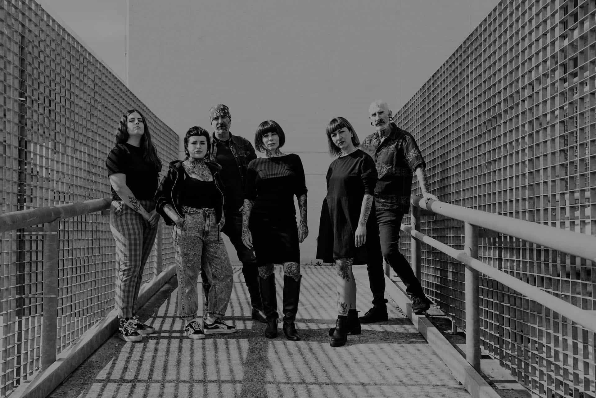 Foto di gruppo del team Le Tatuarti Beauty, in bianco e nero