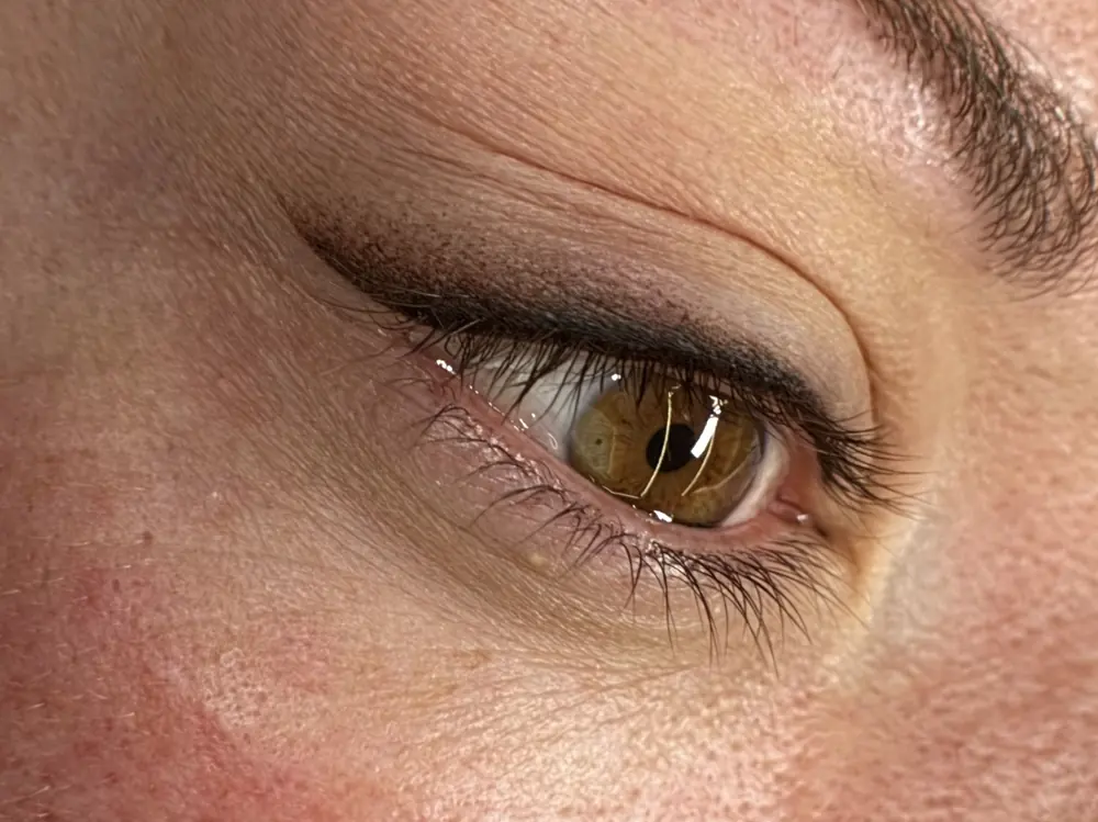 Eyeliner permanente sfumato con codina, primo piano