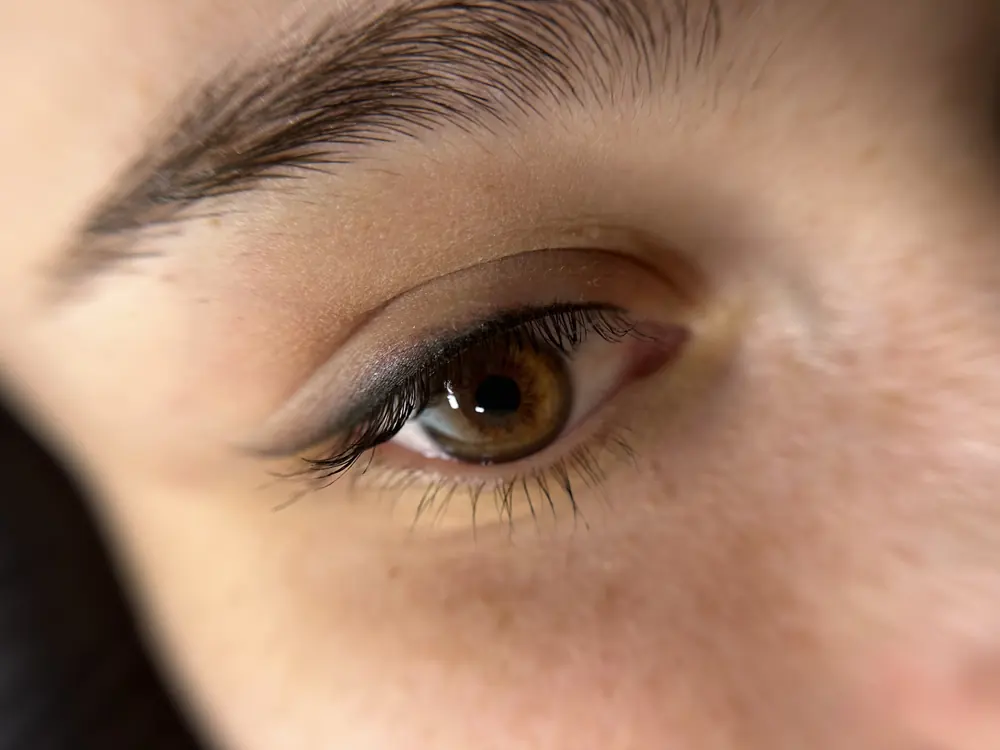 Trucco permanente infracigliare con leggera sfumatura, primo piano