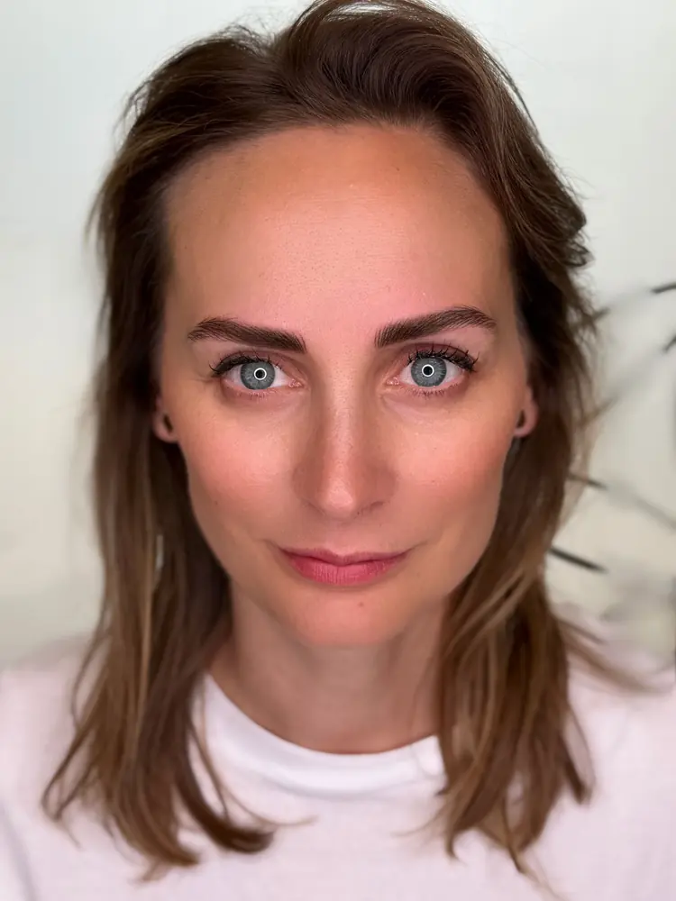 Trucco permanente sopracciglia effetto sfumato naturale su cliente con occhi azzurri