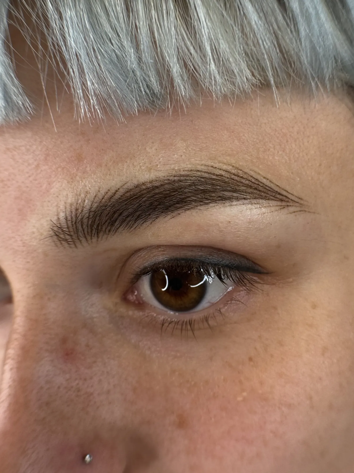 Sopracciglia con trucco permanente effetto pelo a pelo, primo piano