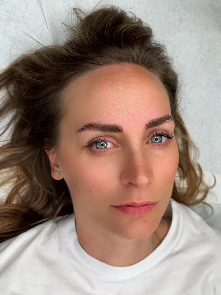 Sopracciglia con trucco permanente subito dopo il trattamento