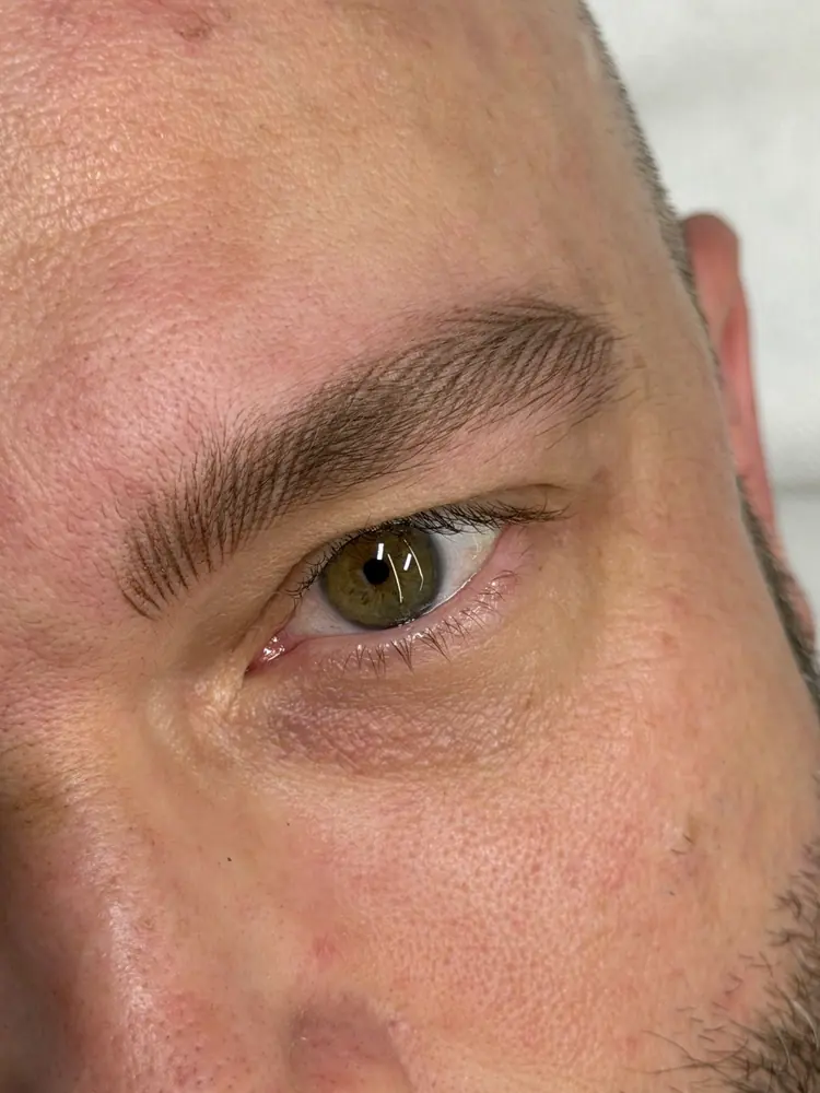 Trucco permanente sopracciglia uomo effetto pelo a pelo, primo piano